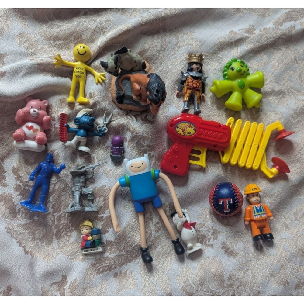 Lot of 18+ Vintage Small Toys, Military Men, Care Bear, Lion King, Smurfs
